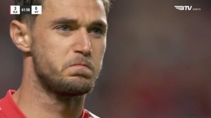 El ucraniano Roman Yaremchuk rompe en llanto tras ovación de la afición de Benfica
