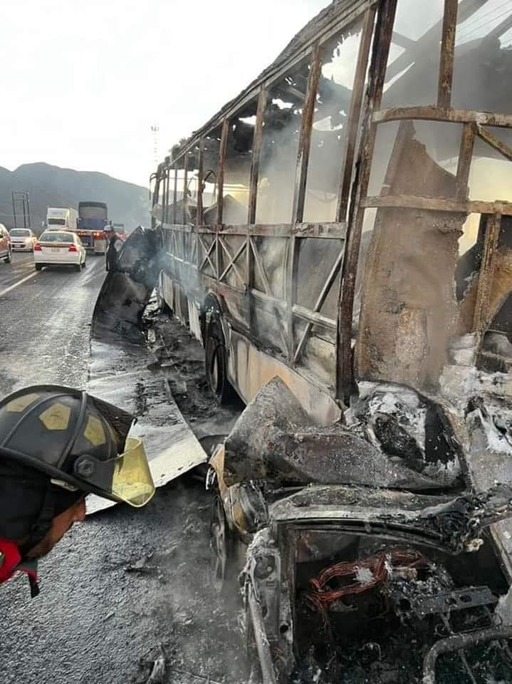 Camión de pasajeros se incendia en la carretera Monterrey-Monclova 