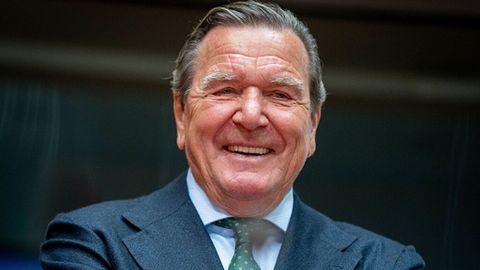 Schröder, abandonado por su equipo y aislado en su partido por vínculos Putín