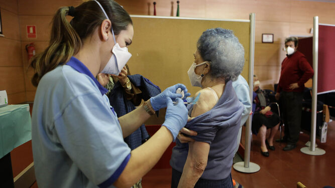Uruguay cumple un año de vacunación anticovid con casi 80 % de inmunización