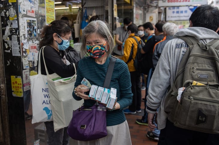 Éxodo en Hong Kong por las restricciones para frenar su peor oleada de COVID