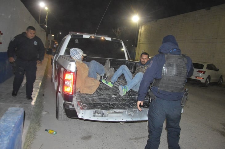Dos hombres fueron arrestados por fisgonear vehículos en Monclova 