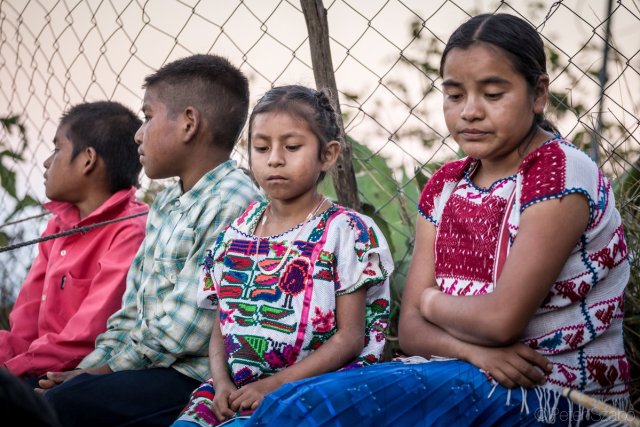 Con venta de bolsos buscan acabar el hambre de niños indígenas colombianos