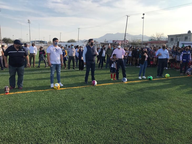 Mario Dávila inaugura campo de pasto en la CD. Deportiva