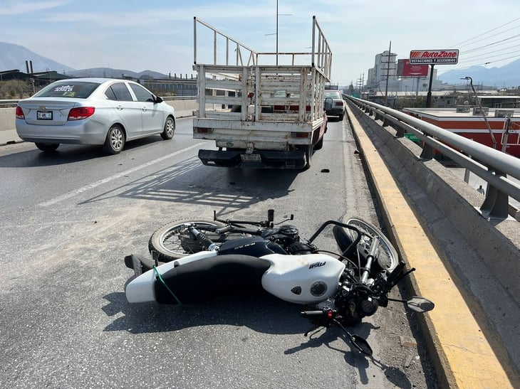 Motociclista choca por alcance en el puente de la Av. Industrial en Monclova 