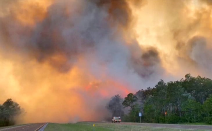 Un incendio forestal en Florida obliga a evacuar más de mil viviendas