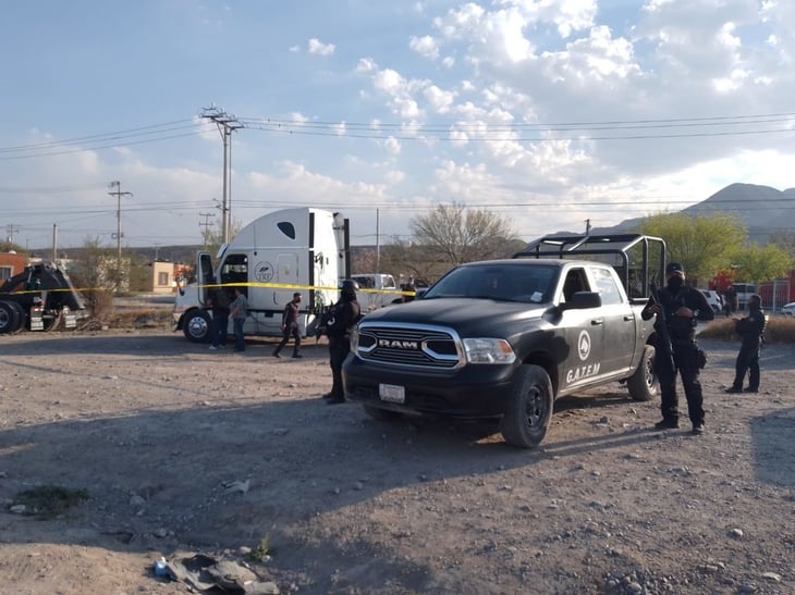 Tracto camión que remolcaba el tráiler con inmigrantes es encontrado; el chofer se dio a la fuga