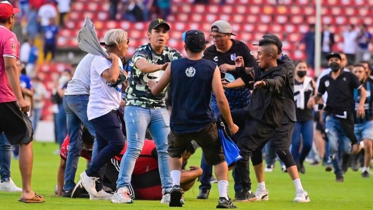Querétaro y Atlas propicia invasión de cancha con pelea entre barras en el Estadio Corregidora