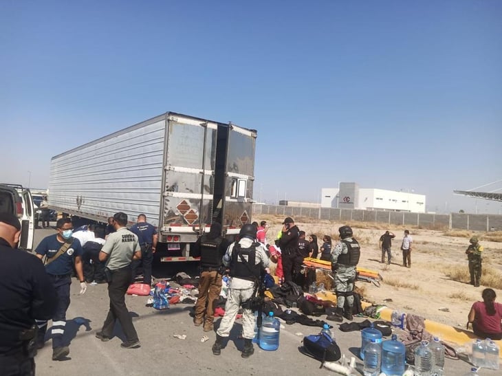 160 migrantes abandonados y hacinados en caja de un trailer