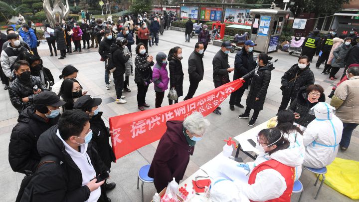 China detecta 175 contagios locales entre sus últimos 329 casos de covid