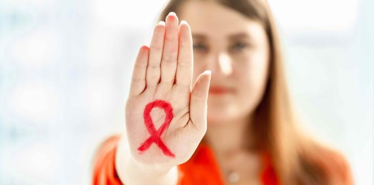 Mujeres atendidas por cáncer de mamá y VIH