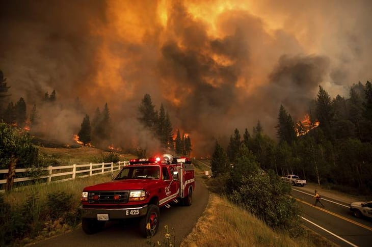 dos Enormes incendios forestales arden en el noroeste de Florida; los bomberos los combaten