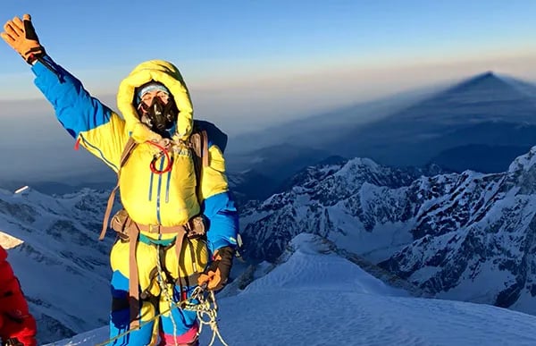 Alpinista mexicana entra 'en negociaciones con el cuerpo' para batir récord