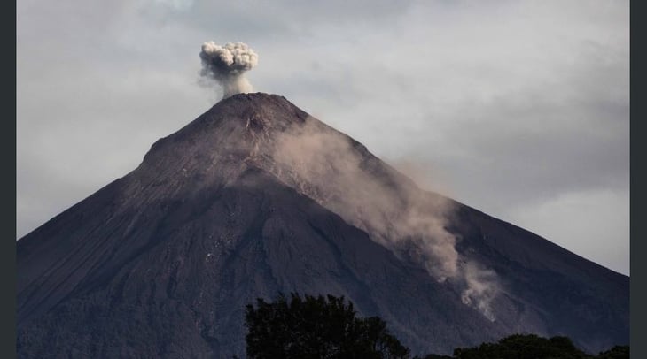 El volcán de Fuego en Guatemala registra erupción estromboliana