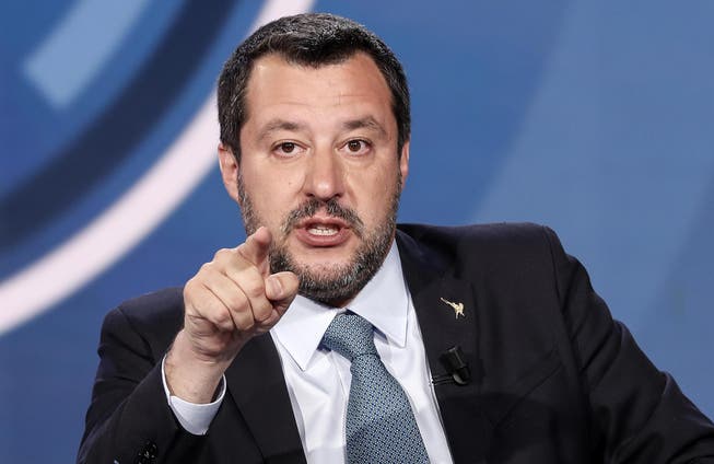 Alcalde polaco critica a Salvini ante los refugiados por camiseta con Putin