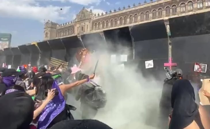 Bloque negro choca contra vallas de Palacio Nacional en marcha del 8M