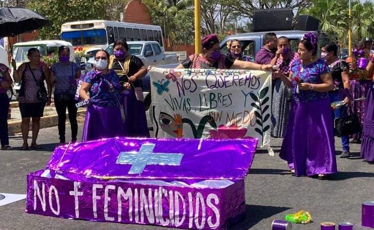 Protestan mujeres zapotecas contra feminicidios en Oaxaca