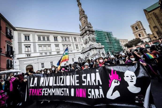 Miles de mujeres se manifiestan en Italia por la igualdad y la paz