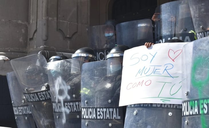 'No me agredas, soy mujer igual que tú', piden policías en Toluca