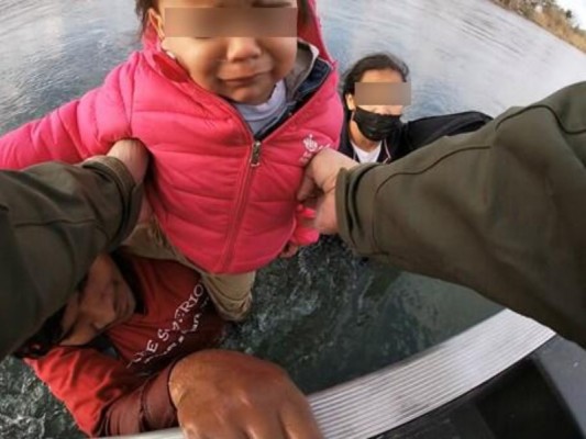 Familia migrante evita morir ahogada en el Río Bravo
