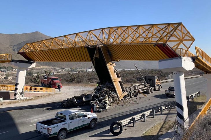 Tráiler arranca puente peatonal en la Saltillo-Monterrey; reportan tráfico lento