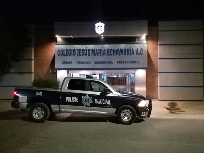Policía de Torreón vigila escuelas ante amenazas difundidas WhatsApp
