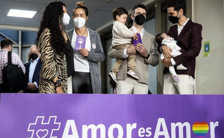 'Gracias Jaime por elegirme': Chile celebra primeros matrimonios igualitarios