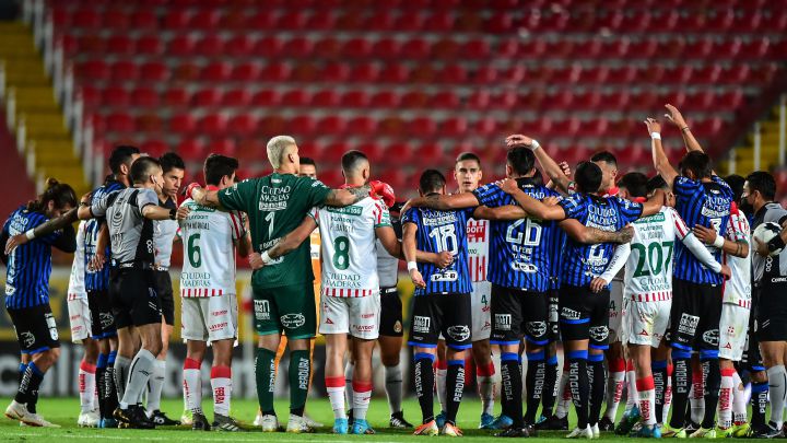 ¿Por qué los jugadores y árbitros de la Liga MX se abrazan al minuto 62 del partido?
