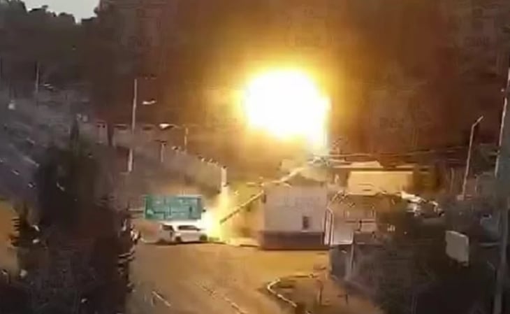 Choque de vehículo ocasiona explosión de poste en Edomex