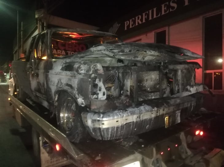 Camioneta se incendia; acababa de salir del taller mecánico