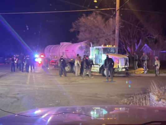 Persecución de camión cisterna con 62 indocumentados termina en balacera y choque de patrullas