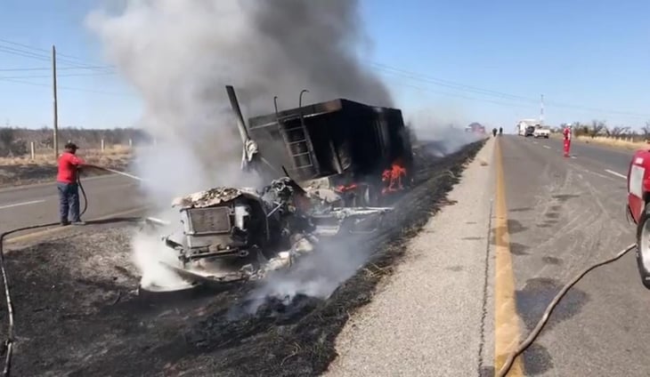 Camión carbonero se incendia en la carretera Sabinas-Monclova