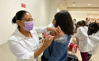 Inicia aplicación de refuerzo de vacuna COVID para jóvenes en Gómez Palacio