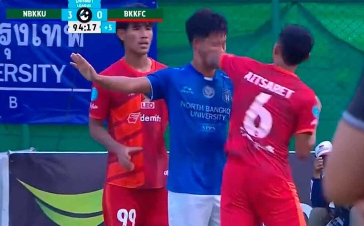 VIDEO: Futbolista tira brutal codazo a su rival; su equipo lo despide