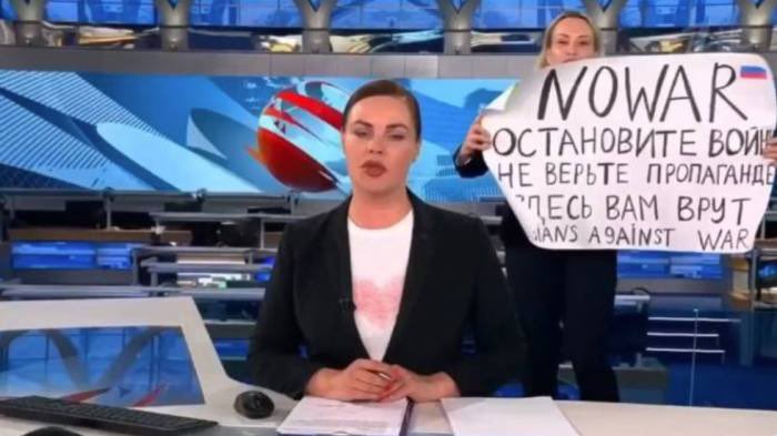VIDEO: Periodista interrumpe transmisión en noticiero de Rusia para pronunciarse contra invasión a Ucrania