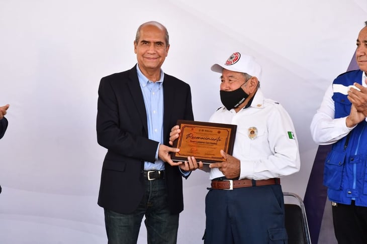 Alcalde de Monclova entrega reconocimiento a bombero fundador, por sus 55 años de trayectoria