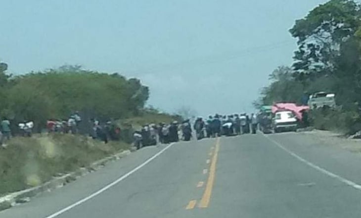 Bloquean carreteras hacia Oaxaca y Tuxtepec