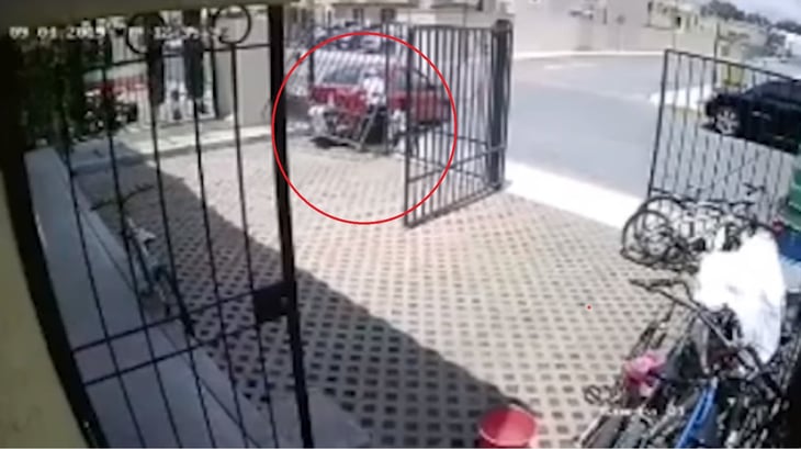 VIDEO: Mujer pone en reversa su auto y atropella a una niña de seis años y a su papá