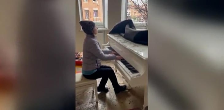  Ucraniana se despide de su hogar tocando el piano por última vez