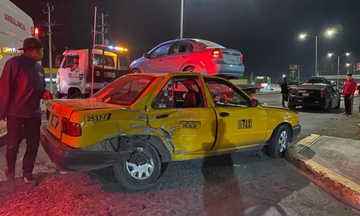 Taxista ebrio provoca accidente por invadir carril opuesto