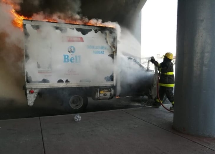 Camión de leche se comienza a incendiar de manera repentina