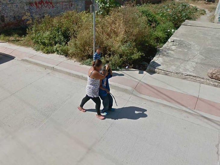Captan en Google Maps a mamá dando 'jalón de orejas' a niño