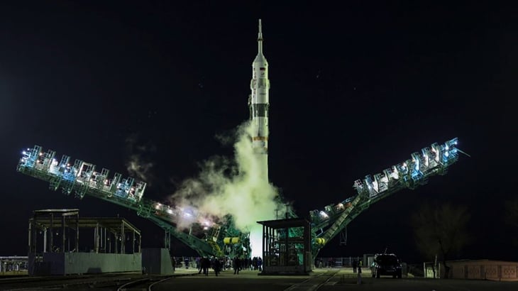 Rusia lanza la nave Soyuz MS-21 con primera tripulación rusa en 14 años