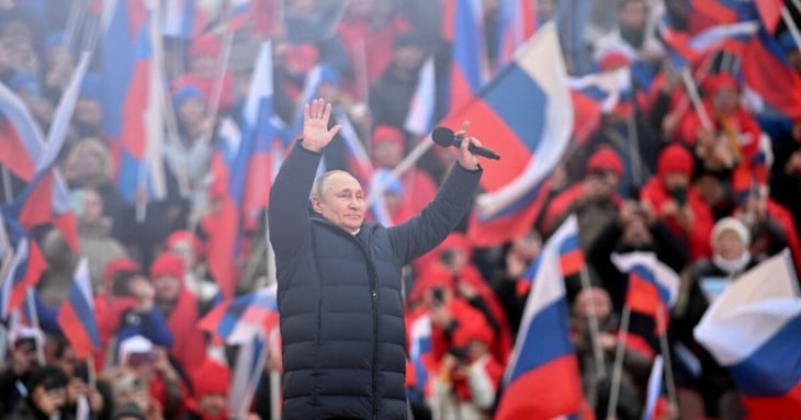 Putin lidera mitin en Moscú; continúan ataques en Ucrania in promete limpiar Rusia de escoria y traidores