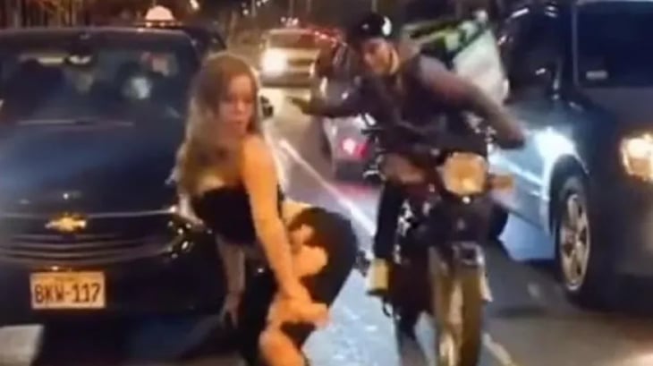 VIDEO: Joven recibe nalgada de motociclista mientras bailaba en la calle