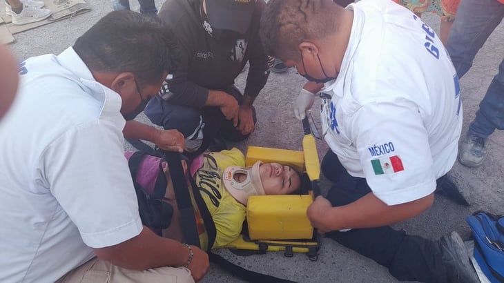 Niño apedrea a chicas y las derriba de su moto en Monclova 