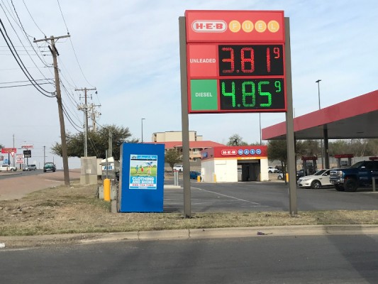 Gasolina baja en Eagle Pass, el galón cuesta menos de 4 dólares