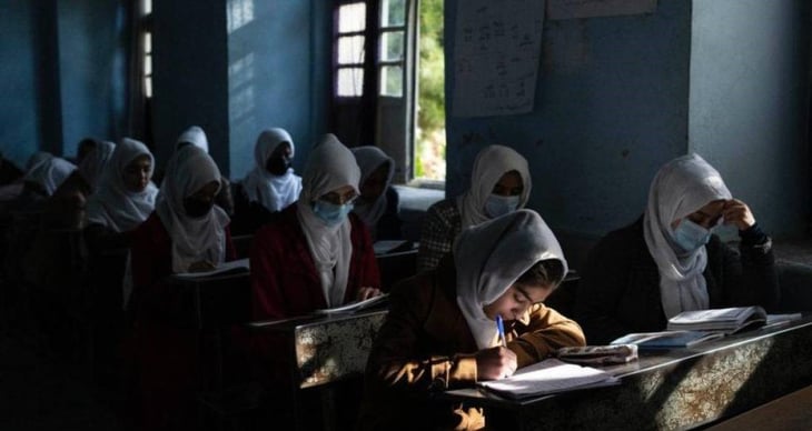 Talibanes rompen su promesa y no permiten que niñas asistan a escuelas 