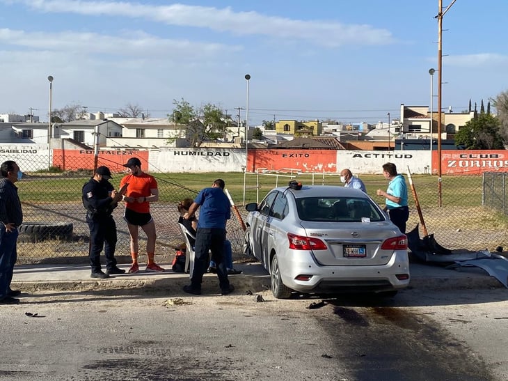 Mujer estrella su auto contra barda del club Zorros de Monclova