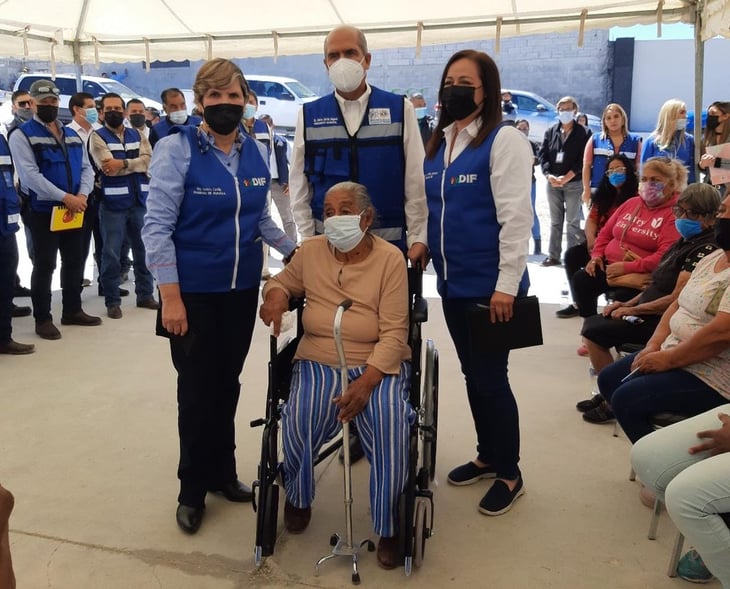 Personal de DIF Monclova donan silla de ruedas a ciudadana de la tercera edad